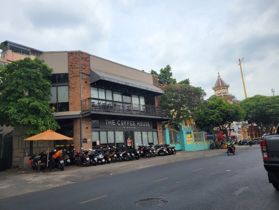 ban toa nha goc 2mt duong cao thang  dt 15 x 18m 1 tret 1 lau gia ban 150 ty