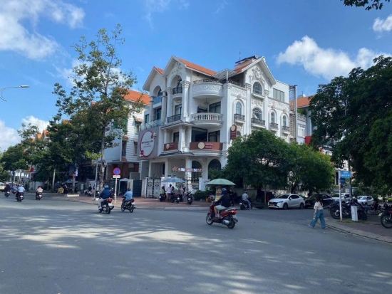 ban nha mat tien nguyen thi thap phuong tan hung quan 7