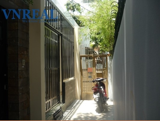 ban nha quan tan binh hem duong nui thanh  dt 415m x 13m 1 tret 1 lau