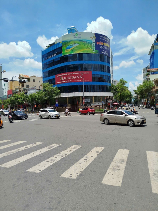 ban toa nha 2mt 259a nguyen van troi voi truong quoc dung phuong 10 pn ham   7 tang 250 ty